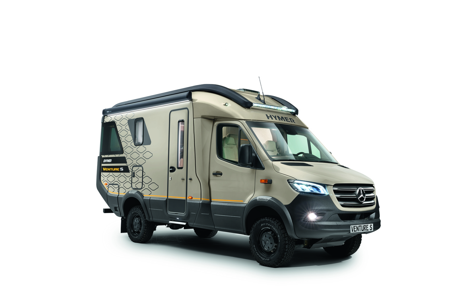 3_4_Front_Beige_BASIS_Licht_an_ISOcoatedv2-Screen